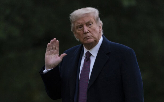 El presidente de EU, Donald Trump camina por uno de los jardines de la Casa Blanca. Foto Ap.