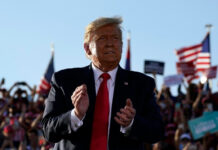 Donal Trump, en campaña este lunes en Arizona. Foto Ap.