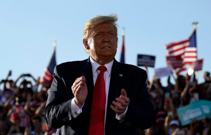 Donal Trump, en campaña este lunes en Arizona. Foto Ap.