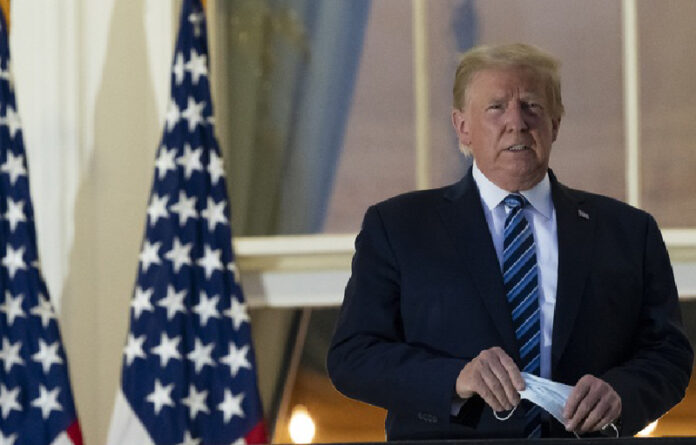 Tras su alta del hospital, al llegar a la Casa Blanca, el presidente Donald Trump se quitó el cubrebocas. Foto Afp.