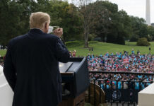 Desde un balcón de la Casa Blanca, el presidente Trump dio un discurso sobre ley y orden, lo que marcaría su regreso a la campaña electoral. Foto Ap.