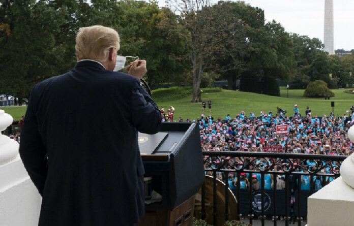 Desde un balcón de la Casa Blanca, el presidente Trump dio un discurso sobre ley y orden, lo que marcaría su regreso a la campaña electoral. Foto Ap.