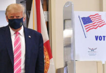 Donald Trump en la Biblioteca Pública del Condado de Palm Beach, durante la votación anticipada para las elecciones del 3 de noviembre, en West Palm Beach, Florida. Foto Afp.