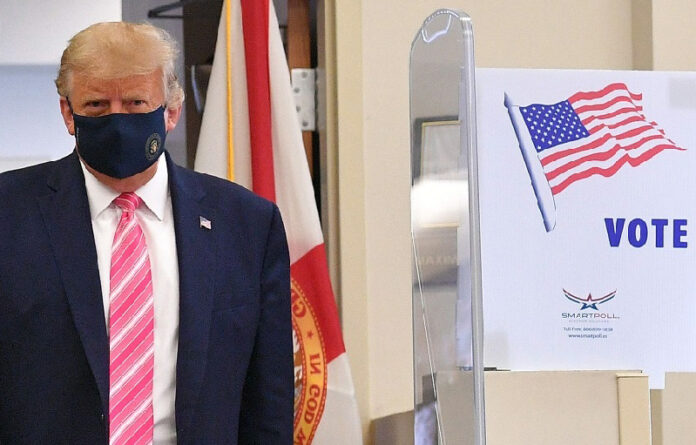 Donald Trump en la Biblioteca Pública del Condado de Palm Beach, durante la votación anticipada para las elecciones del 3 de noviembre, en West Palm Beach, Florida. Foto Afp.