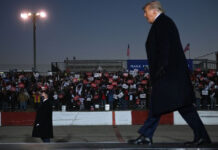 En la mayoría de sus actos públicos, el presidente Donald Trump se ha presentado sin cubrebocas. Foto Afp.