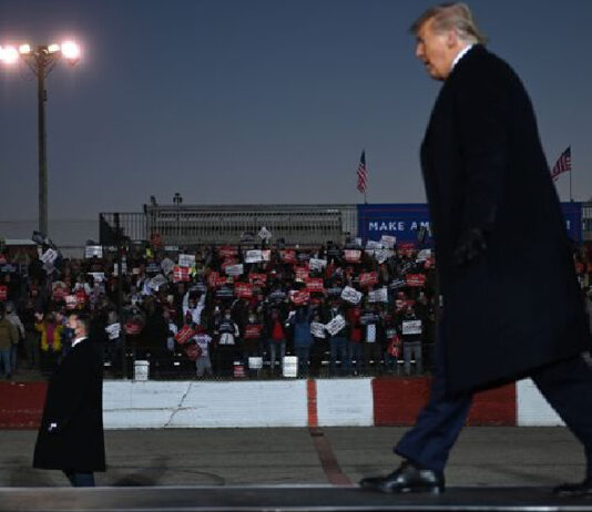 En la mayoría de sus actos públicos, el presidente Donald Trump se ha presentado sin cubrebocas. Foto Afp.