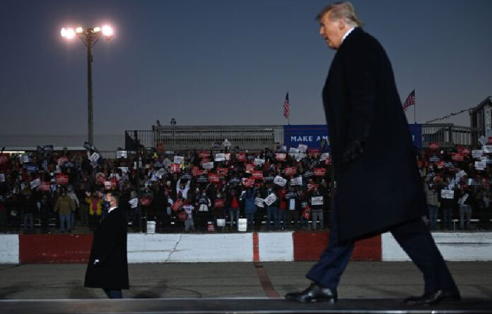 En la mayoría de sus actos públicos, el presidente Donald Trump se ha presentado sin cubrebocas. Foto Afp.