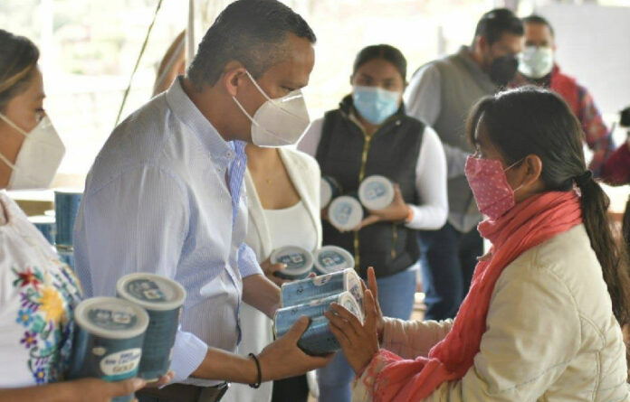 Con la entrega de porciones de fórmula láctea en las colonias Mártires de Río Blanco, Azucenas y Guelaguetza, el Gobierno Municipal refrenda su compromiso con la población más desprotegida ante el embate de COVID-19.