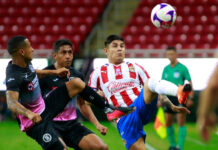 Una de las jugadas del encuentro. Foto Jam Media.