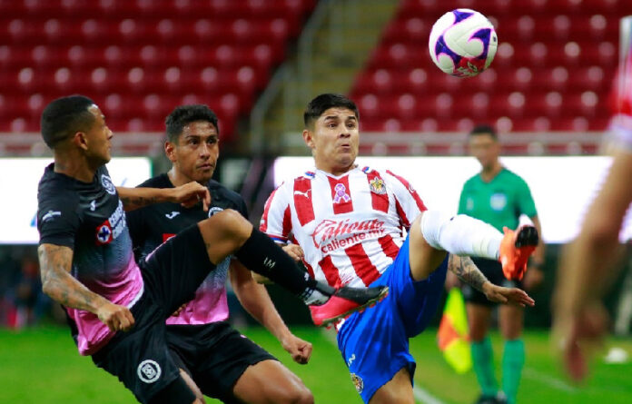 Una de las jugadas del encuentro. Foto Jam Media.