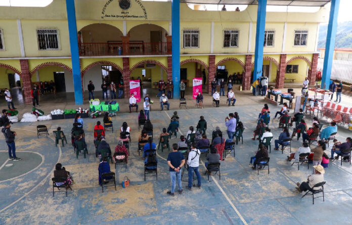 La titular de la Sepia, Eufrosina Cruz Mendoza, realizó una visita a este municipio de la Sierra Sur y entregó apoyos a favor de los pobladores de esta localidad zapoteca.