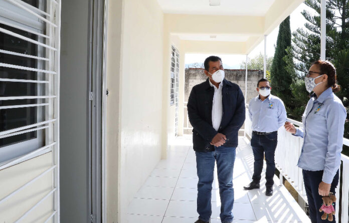 Durante su visita a la Facultad de Enfermería, entregó mobiliario para adecuar un aula tipo que contribuye a mantener instalaciones adecuadas en beneficio de la comunidad estudiantil.