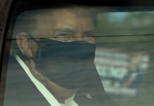 El presidente de Estados Unidos paseando en auto. Foto Xinhua.