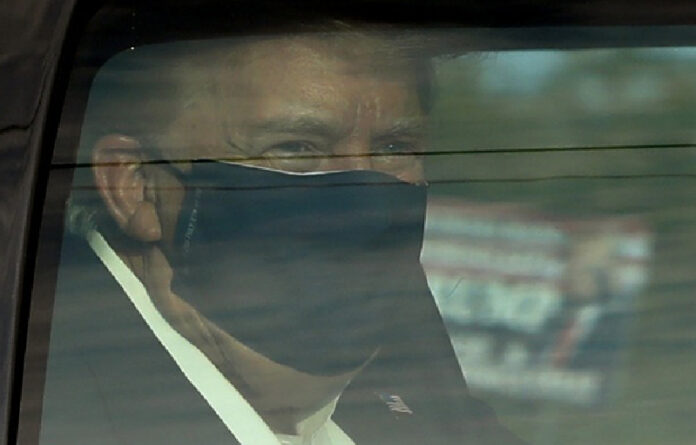 El presidente de Estados Unidos paseando en auto. Foto Xinhua.