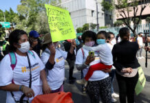 Familiares de niños con cáncer en protesta el pasado 3 de agosto. Foto Yazmín Ortega Cortés.