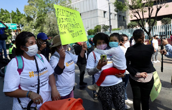 Familiares de niños con cáncer en protesta el pasado 3 de agosto. Foto Yazmín Ortega Cortés.