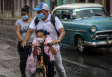 Una familia en La Habana, Cuba. Foto Ap.