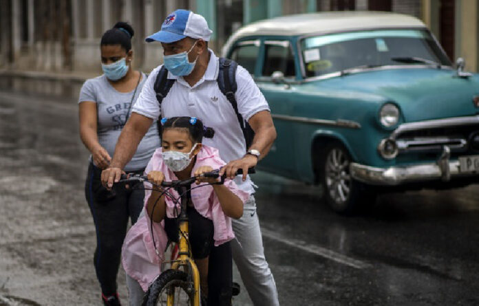 Una familia en La Habana, Cuba. Foto Ap.