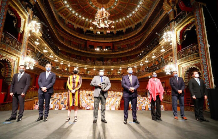 Funcionarios del FIC y de Guanajuato durante la ceremonia. Foto cortesía del Festival Cervantino.