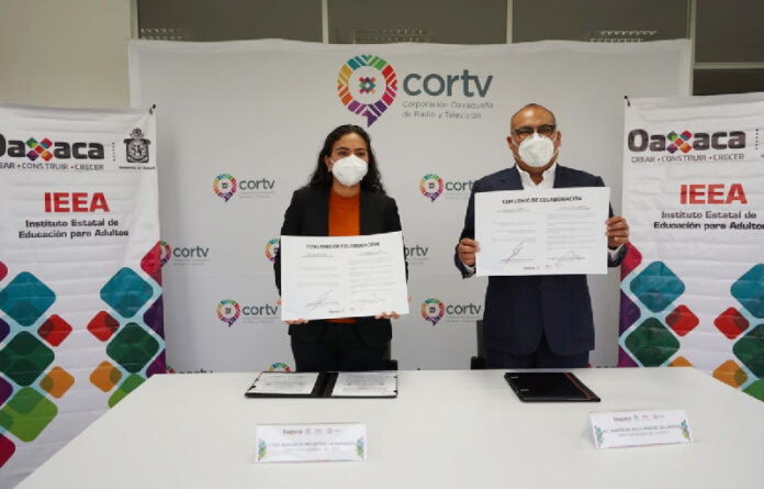 El director de la Cortv, Martín Vásquez Villanueva y la directora del IEEA, Miriam Liborio Hernández, durante la firma del convenio.