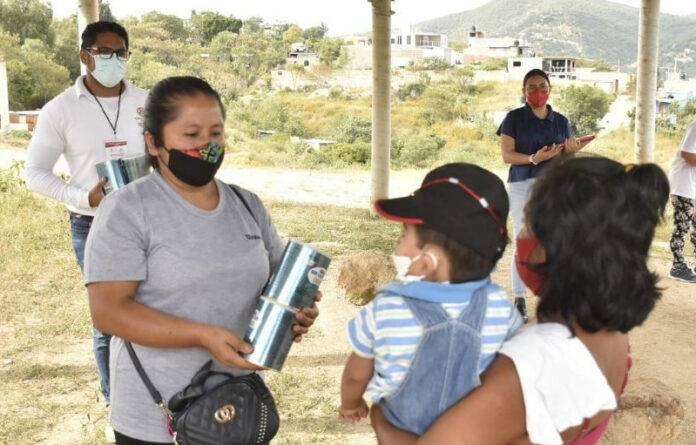 Velando por el sano desarrollo de la infancia capitalina, la Dirección de Desarrollo Humano entregó 80 latas de fórmula láctea donadas por la empresa Aspen en las colonias Sabino Crespo, Santo Tomás y Ojo de Agua.