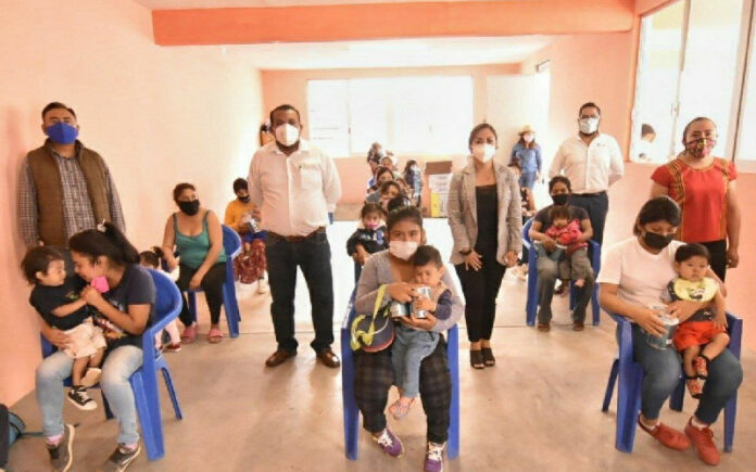 Madres y padres de familia del Barrio del Coquito y el fraccionamiento Lomas de San Juan acudieron a recibir este apoyo para sus hijas e hijos.