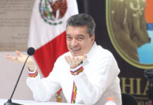 Rutilio Escandón, mandatario de Chiapas, durante una mesa de trabajo virtual de los tres órdenes de gobierno. Foto tomada del Twitter @RutilioEscandon.