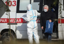 Un hombre llega en una ambulancia a un hospital para atención de Covid-19, en la localidad de Kommunarka, fuera de Moscú, foto AFP.