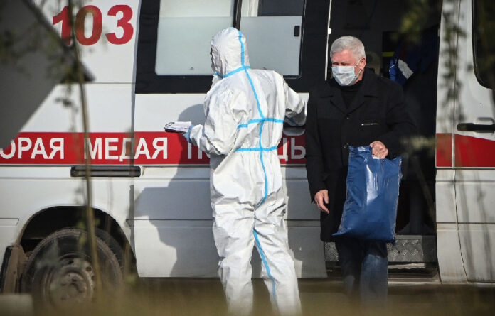 Un hombre llega en una ambulancia a un hospital para atención de Covid-19, en la localidad de Kommunarka, fuera de Moscú, foto AFP.