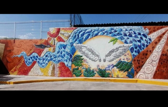 El mural se inspiró en la cosmovisión de la etnia guarijía y representa el inicio de la vida. Foto Cristina Gómez Lima.