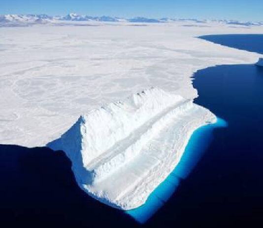 Un iceberg que flota en McMurdo Sound en la Antártida. Foto Afp.