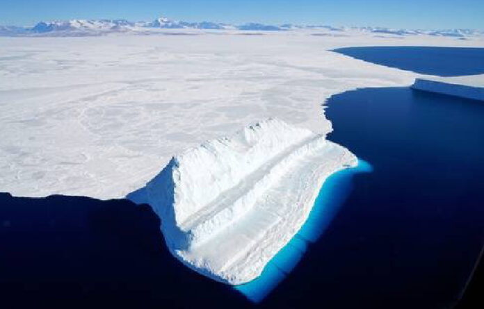 Un iceberg que flota en McMurdo Sound en la Antártida. Foto Afp.