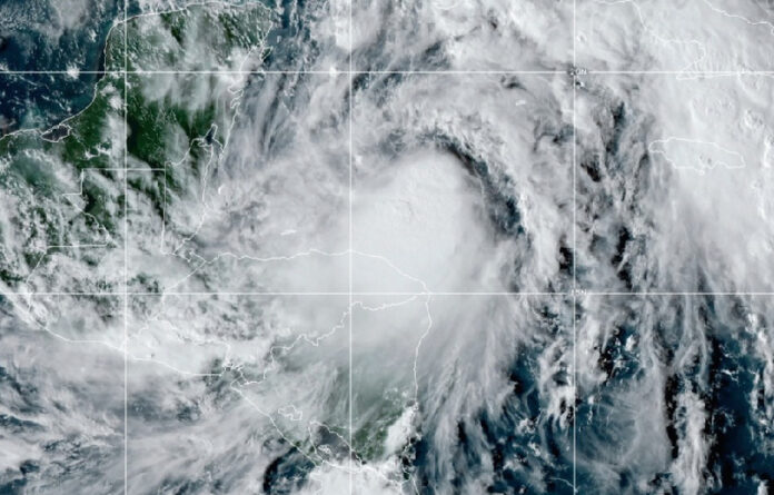 Imagen de satélite de “Zeta”, proporcionada por la Administración Nacional Oceánica y Atmosférica. Foto NOAA / NESDIS / STAR vía Ap.