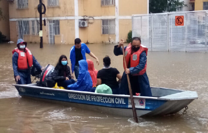 Protección Civil se encuentra en alerta y apoyando, al tiempo que hizo un llamado a evitar salir de casa. Foto twitter: @ProcivilTabasco.