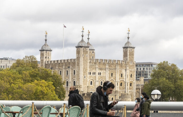 Gente caminando por las calles de Londres, Inglaterra. Foto Xinhua.