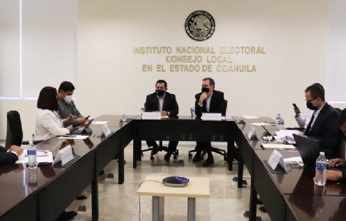 Lorenzo Córdova, consejero presidente del INE, encabezó una reunión el viernes en la representación del Instituto en Coahuila, previo a la elección del próximo domingo. Foto tomada del Twitter @INECoahuila.