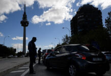 Un total de 4.5 millones de madrileños despertaron este sábado con nuevas restricciones de movimiento para intentar frenar el coronavirus, que avanza peligrosamente en otros países de Europa. Foto Afp.