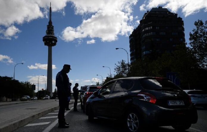 Un total de 4.5 millones de madrileños despertaron este sábado con nuevas restricciones de movimiento para intentar frenar el coronavirus, que avanza peligrosamente en otros países de Europa. Foto Afp.