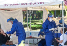 Personal médico realiza pruebas de detección de Covid-19, en un quiosco de salud instalado sobre la explanada de la alcaldía Benito Juárez, Ciudad de México. Foto Pablo Ramos.