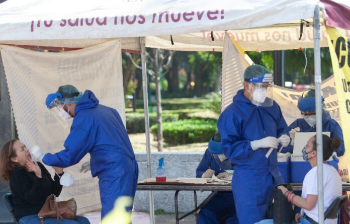 Personal médico realiza pruebas de detección de Covid-19, en un quiosco de salud instalado sobre la explanada de la alcaldía Benito Juárez, Ciudad de México. Foto Pablo Ramos.