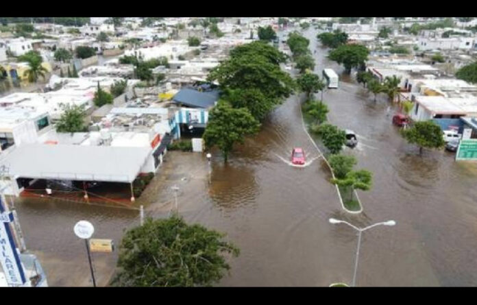 El fraccionamiento Las Américas, en el norte de Mérida, Yucatán, fue una de las zonas más afectadas por el huracán ‘Delta’, con inundaciones hasta de 70 centímetros de altura. Foto La Jornada Maya / Israel Mijares.