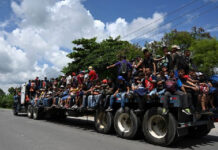 Migrantes hondureños continúan su travesía por Guatemala hacia los puestos fronterizos con México en su ruta hacia Estados Unidos. Foto Afp.