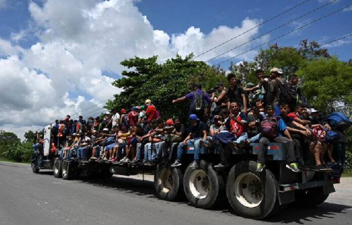 Migrantes hondureños continúan su travesía por Guatemala hacia los puestos fronterizos con México en su ruta hacia Estados Unidos. Foto Afp.