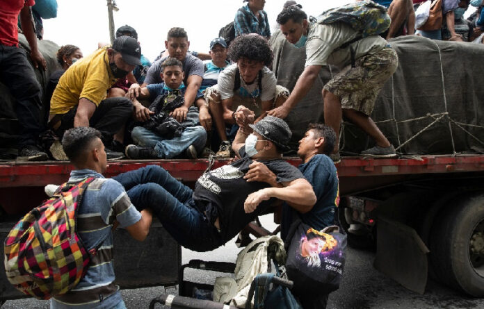 Migrantes en Río Dulce, Guatemala. Foto Ap.