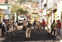 Cuadrillas del Departamento de Maquinaria, Pavimentación y Bacheo siguen cumpliendo con el programa municipal para reparar vialidades afectadas de la ciudad.