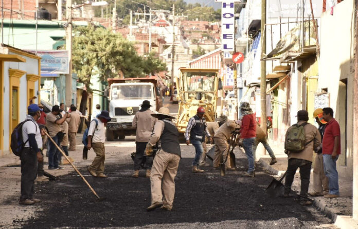 Cuadrillas del Departamento de Maquinaria, Pavimentación y Bacheo siguen cumpliendo con el programa municipal para reparar vialidades afectadas de la ciudad.