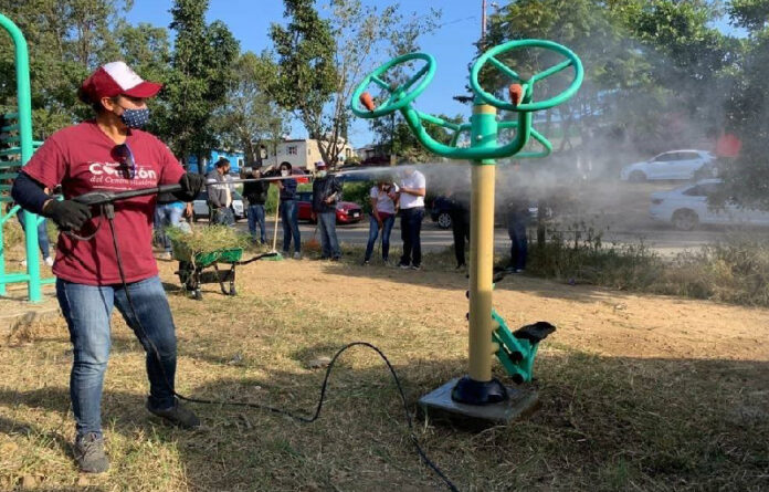 Con labores de deshierbe y recolección de basura, servidores públicos del gobierno municipal conjugaron esfuerzos para el bienestar de la población.