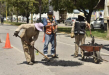 Cuadrillas de trabajadores realizan acciones preliminares con la aplicación de balastre de cantera para absorber la humedad y garantizar la durabilidad del bacheo.