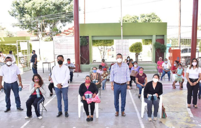 El Síndico Hacendario Jorge Castro Campos y servidores públicos municipales entregaron fórmulas lácteas a madres de familia.