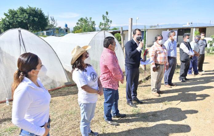 En la agencia de Viguera, el edil resaltó que además de apoyar a los que menos tienen, la atención al campo es prioridad.